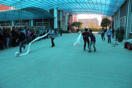 寓教于樂:甩消防水帶和接水槍競賽